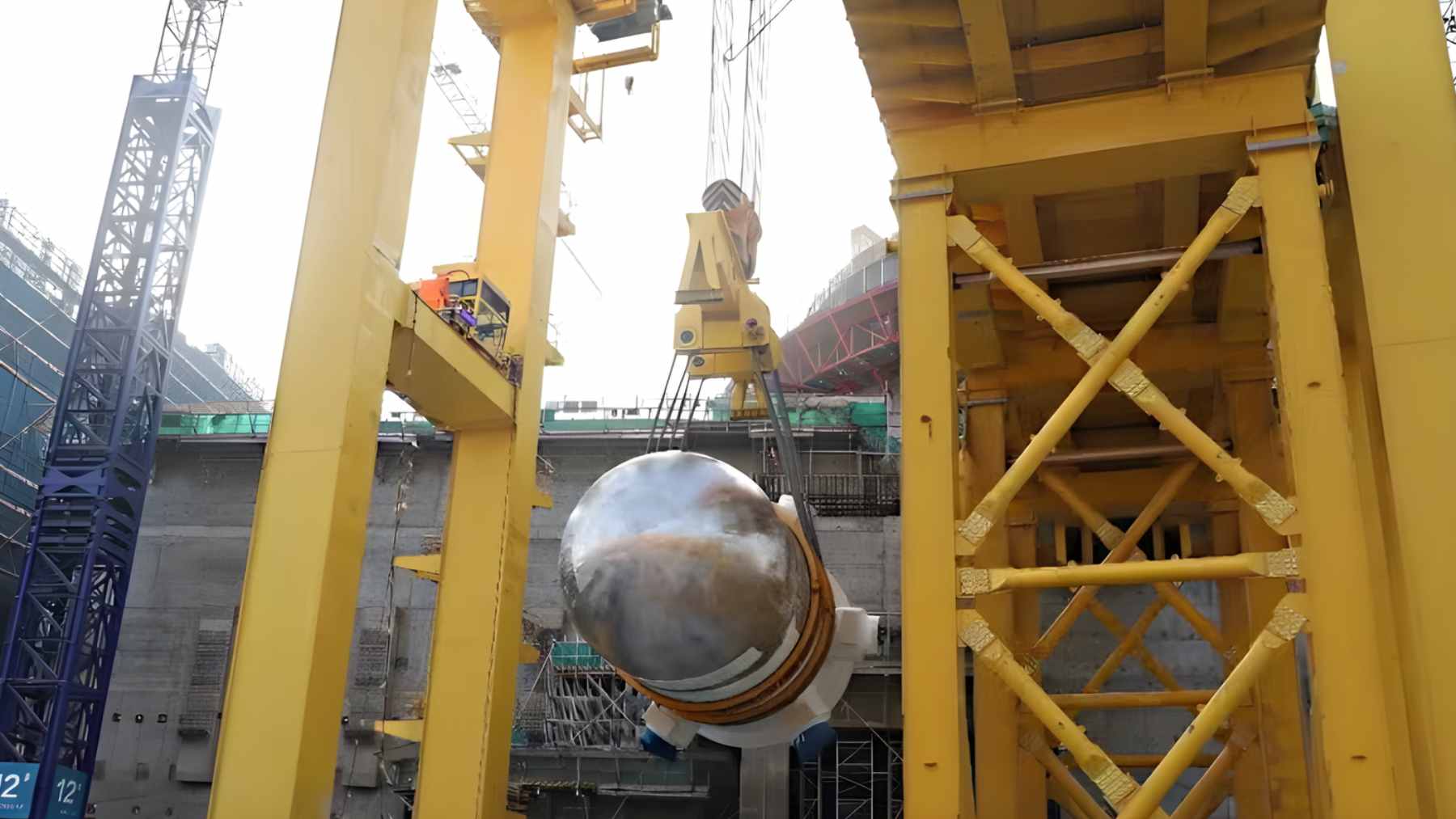 China breaks a spectacular record by assembling a 288-ton dome in just 94 minutes 1 A massive 288-ton steel containment dome being hoisted by cranes at the Lufeng nuclear power plant in China.
