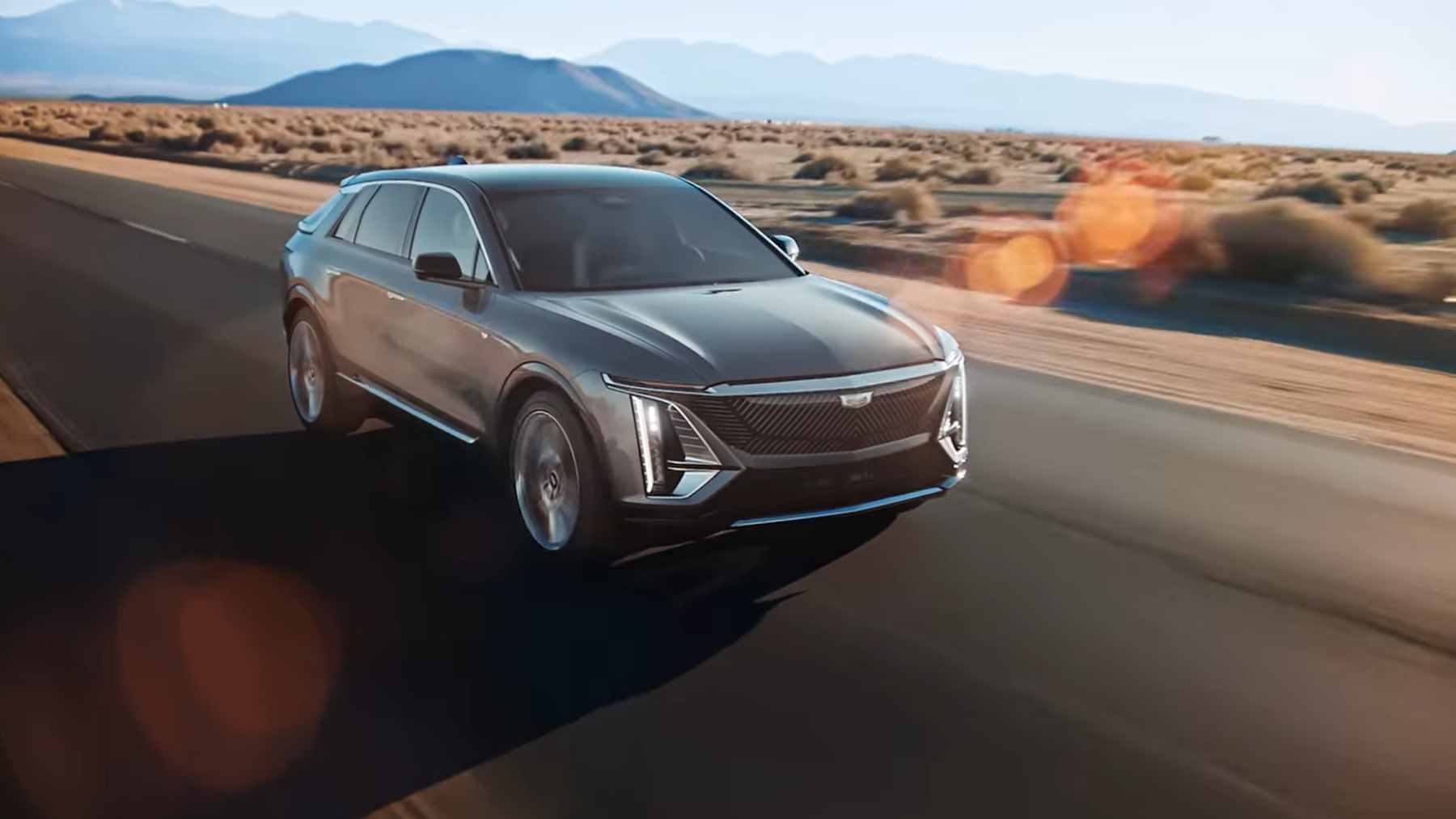 A high-end American luxury SUV parked in an urban Indian setting, symbolizing the new trade tariff reductions.