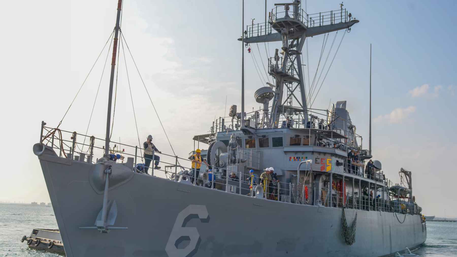 The U.S. Navy quietly withdrew a key defensive shield from the Middle East, and now many are asking the same question 1 U.S. Navy mine countermeasures ship operating at sea, illustrating the defensive naval capability at the center of new concerns in the Middle East