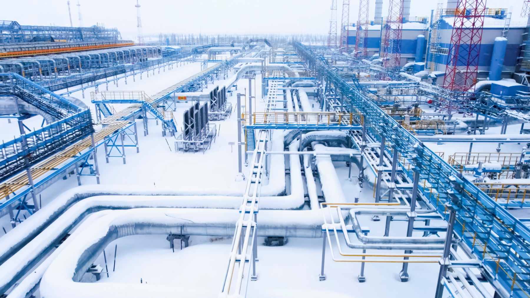 The fight over Ukraine’s gas lifeline is getting bigger, as Hungary ties one key flow to the return of Russian oil 1 A large-scale natural gas compressor station with complex piping, representing the trans-border energy infrastructure between Hungary and Ukraine.