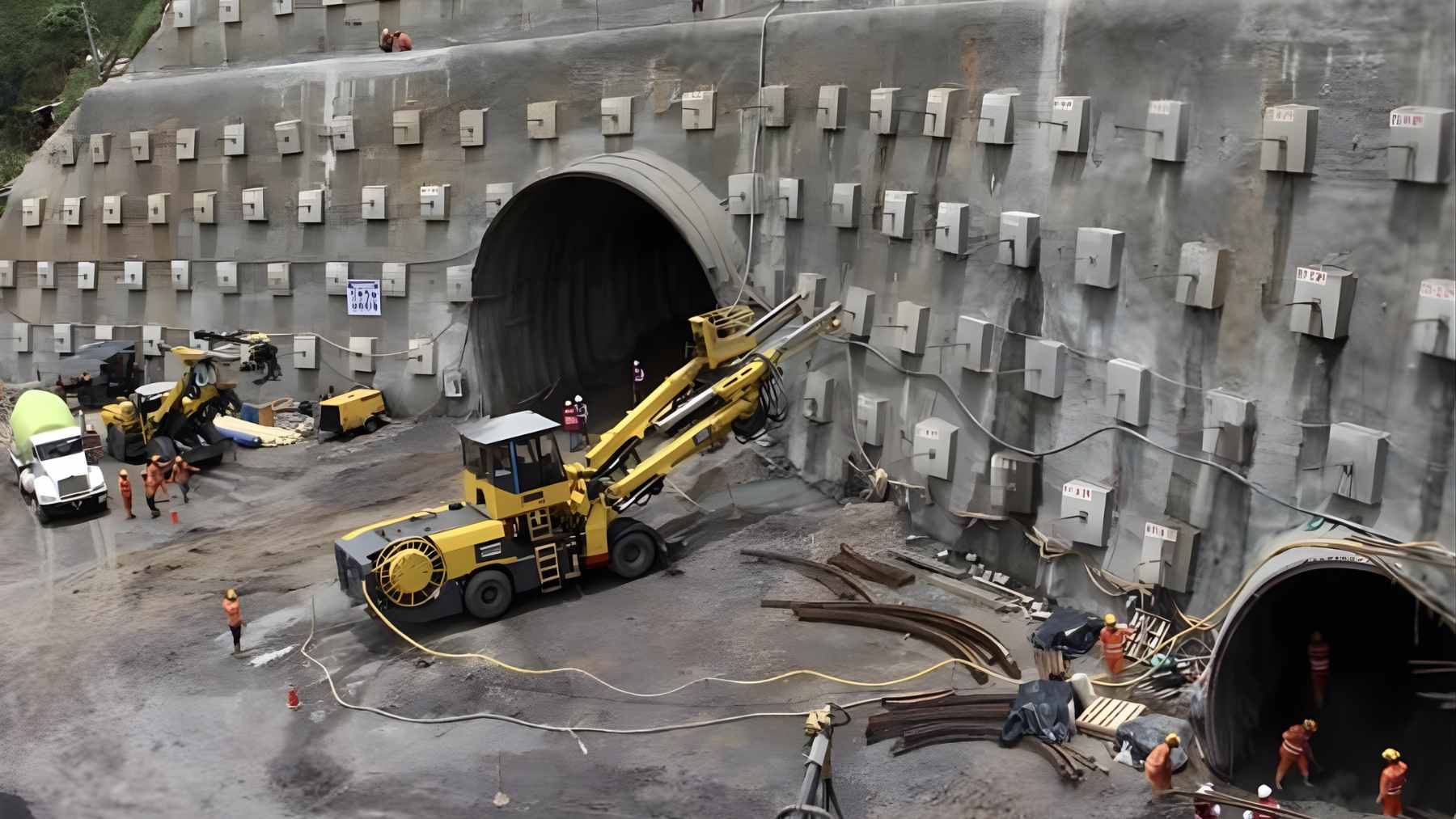 The interior construction of the massive Toyo Tunnel in Antioquia, Colombia, showing reinforced concrete walls and heavy machinery.