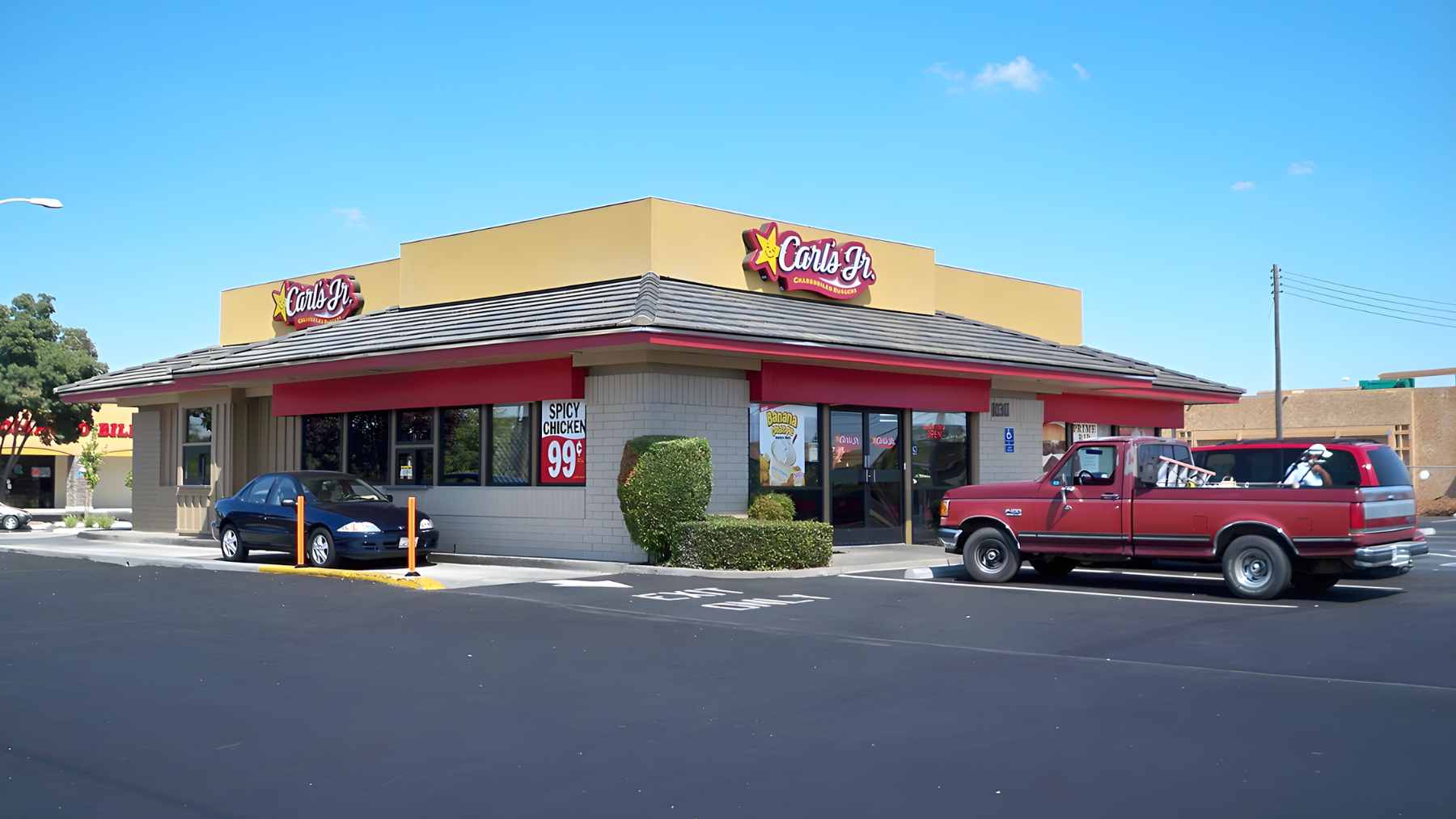 A major fast-food operator is collapsing under 65 restaurants, and the real warning is how quickly a familiar burger network can start breaking apart 1 An exterior shot of a Carl's Jr. restaurant building under an overcast sky.