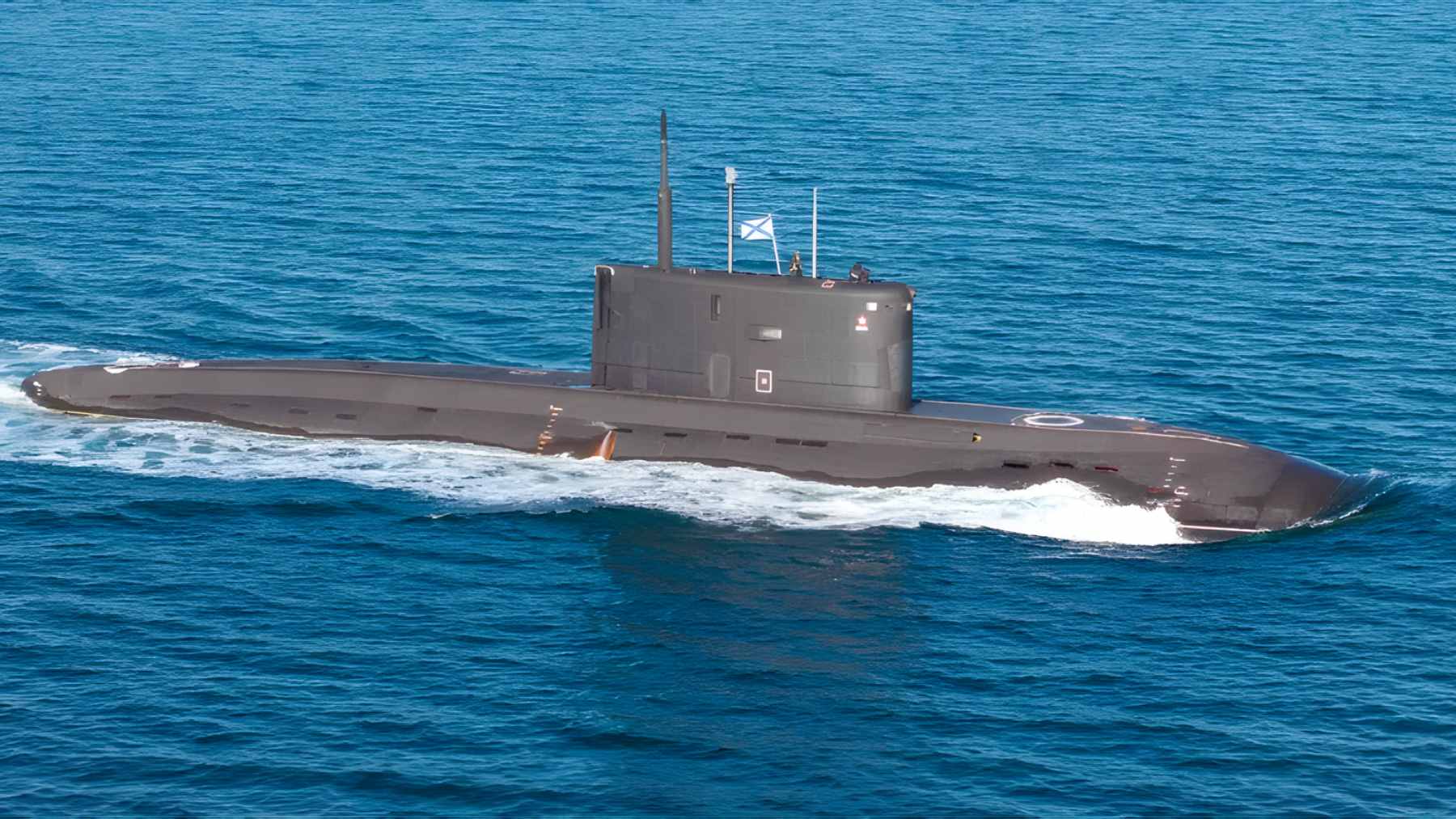 What appeared off Britain’s waters was more than a naval visit, because Russian ships and a submarine forced the Royal Navy into a tense shadow game 1 A Royal Navy warship navigating choppy waters while closely shadowing a surfaced Russian submarine in the English Channel.