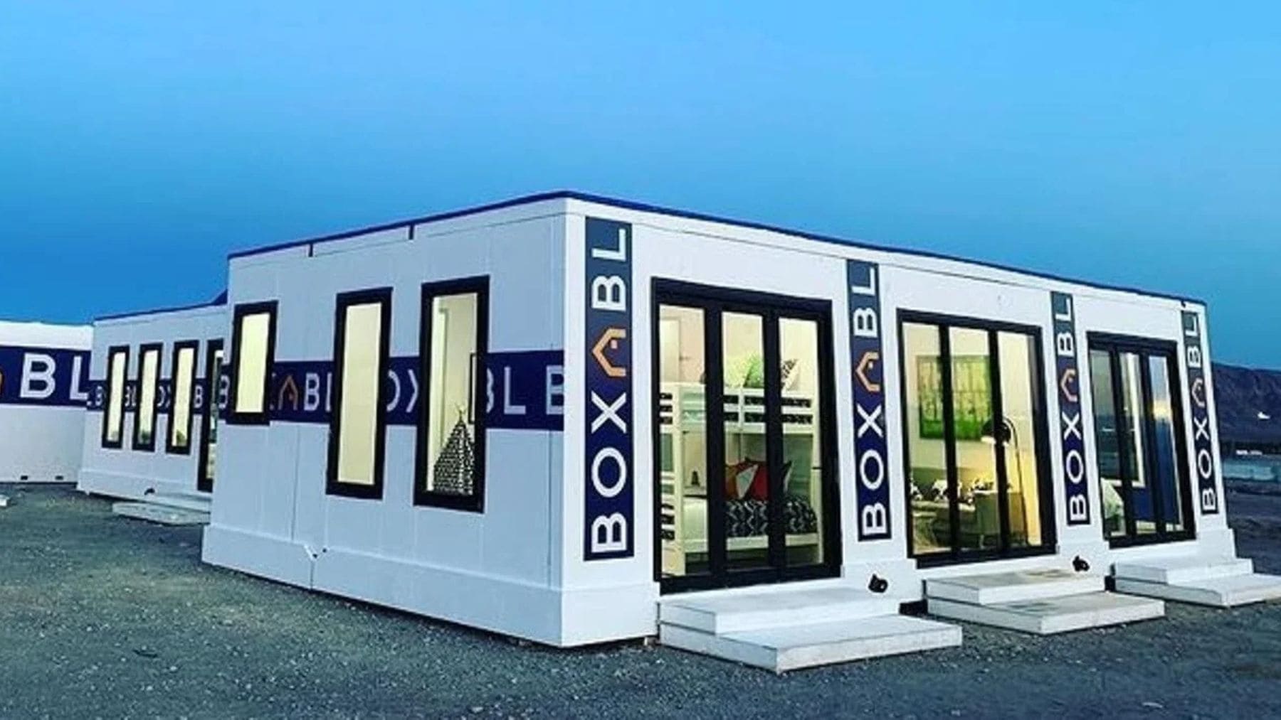 Casa prefabricada Boxabl vinculada a Tesla con paneles solares y batería Powerwall.