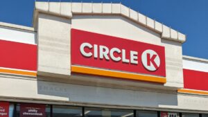 Un empleado de Circle K compró un boleto de $12,8 millones en su propia tienda y ahora un juez tiene que decidir quién se queda con el premio