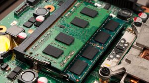 La crisis global de RAM está afectando la producción de PCs, consolas y GPUs, con impacto en toda la cadena tecnológica