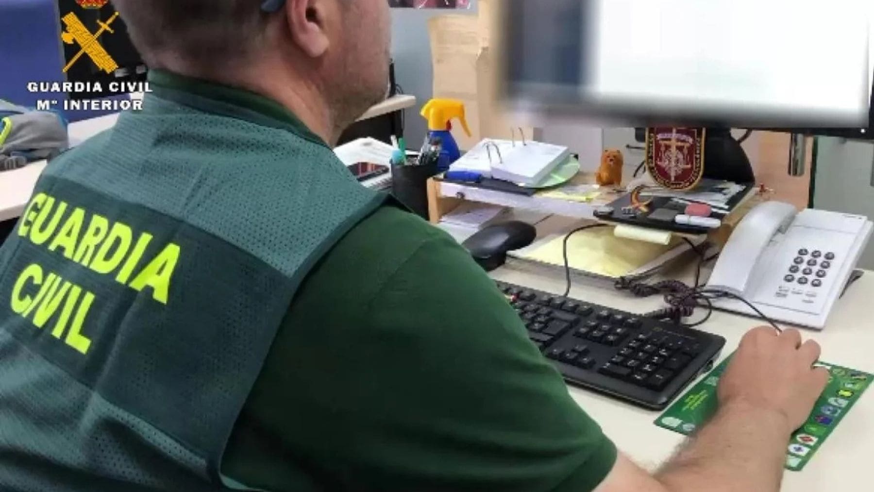 Agente de la Guardia Civil investiga el caso Anonymous Fénix tras los ataques DDoS contra ministerios en España.