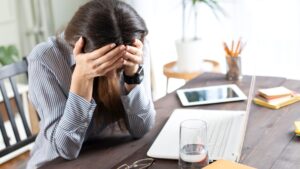 Si pareces completamente tranquilo en una crisis, ten cuidado, la psicología lo relaciona con el apego evasivo y la inhibición emocional crónica, un rasgo oculto que muchos confunden con la frialdad