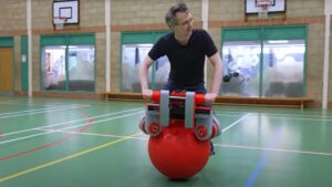 Se inventa la Ball Bike, que sustituye las dos ruedas por una enorme bola, prometiendo giros imposibles y una estabilidad inusual, pero hay un detalle mecánico que podría hacerla genial o inviable