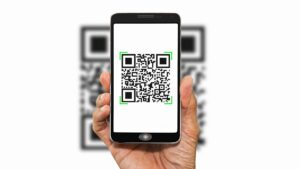 Todos usamos los códigos QR en los bares pero un experto en ciberseguridad alerta: «Una puerta de entrada»