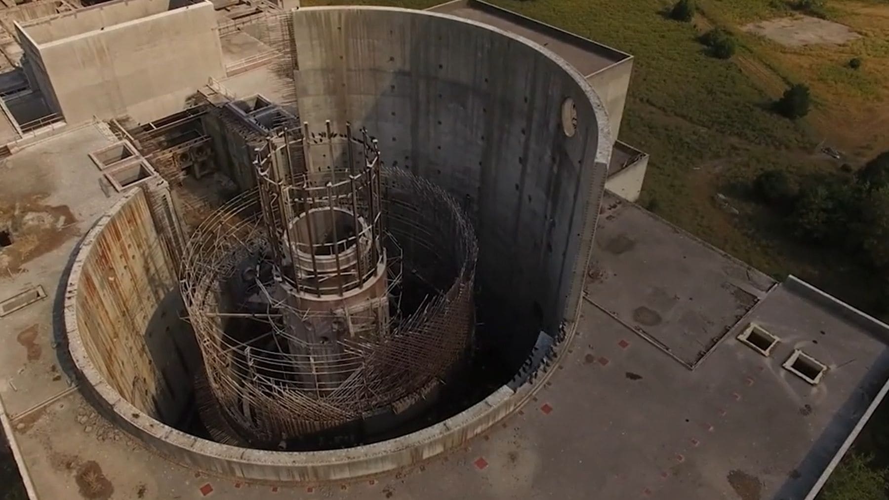 Torre de perforación de Deep Fission iniciando el pozo de 1.800 metros para el reactor nuclear subterráneo en Parsons, Kansas.