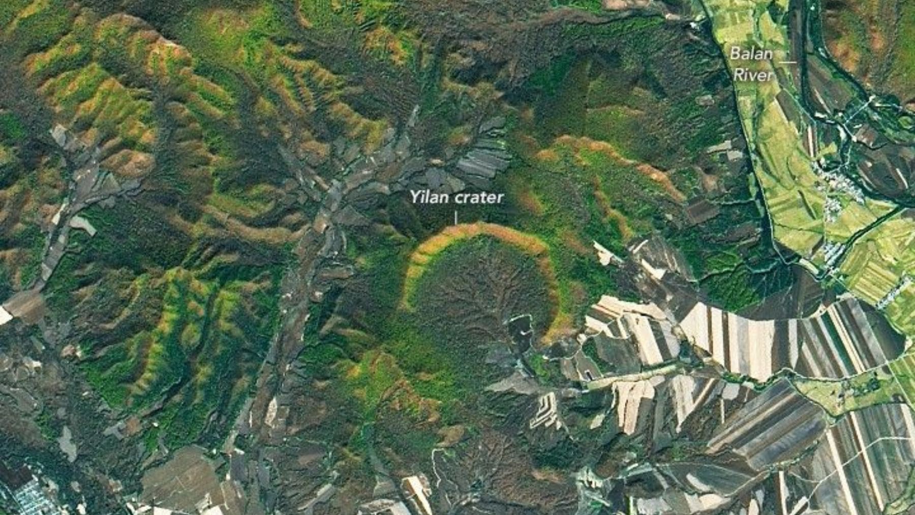 Cráter de Yilan visto por satélite Landsat de la NASA en China, una enorme estructura circular de impacto de 1,85 km.