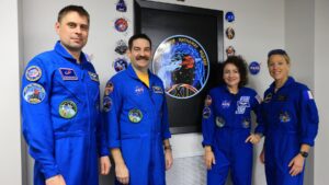 Quiénes son los cuatro miembros de la Crew-12 y por qué se retrasó su lanzamiento en el último momento tras cambios en la cuarentena y el calendario, ocho meses en la ISS y una misión con giros y vueltas que parecen sacados de una serie de televisión