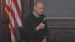 Geoffrey Hinton, “padrino” de la IA, lanza su aviso más duro en una charla con Bernie Sanders en Georgetown: dice que la revolución que viene puede romper la sociedad por un motivo muy simple el trabajo humano deja de ser necesario