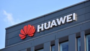 Estados Unidos vuelve a presionar a Siria para que abandone los equipos de telecomunicaciones chinos, y el detalle clave es que más de la mitad de la red ya depende de Huawei. El enfrentamiento geopolítico se está filtrando en las llamadas y los datos ASML aumenta su luz EUV a 1000 W y promete hasta un 50% más de chips por máquina para 2030, láseres triples y 100.000 gotas de estaño por segundo