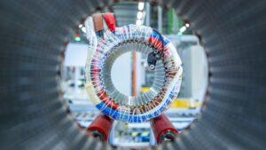 La IA encuentra nuevos imanes estables a altas temperaturas y promete abordar un problema importante con los coches eléctricos, materiales sorprendentes y motores más eficientes con menos pérdidas y calor