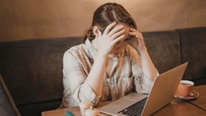 Ya existe una clasificación para medir si la IA realmente te ayuda cuando te sientes deprimido: enfrenta a humanos contra LLM en diálogos emocionales reales