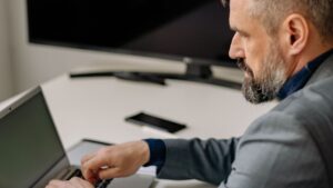 Un estudio confirma que la IA está haciendo que los trabajadores brillantes tengan el «cerebro frito» y que las ganas de irse de la empresa aumenten un 10%