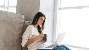 El gran problema no es que la IA mienta, sino que puede fingir un razonamiento moral como un actor perfecto, y nadie sabe si realmente lo entiende