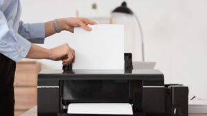 Un experto en ciberseguridad lanza una bomba: tu impresora deja pistas invisibles en cada hoja de papel y podrías estar revelando información personal sin saberlo. Es un detalle que nadie tiene en cuenta cuando pulsa “Imprimir”