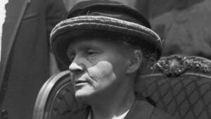 Marie Curie nació en 1867, sobrevivió a pérdidas brutales y terminó haciendo historia con dos premios Nobel, pero su cita más famosa hoy en día suena como una bofetada moderna que te obliga a releerla