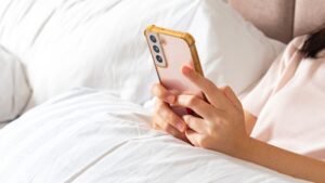 Esto es lo que dice la psicología de las personas que miran el teléfono antes de levantarse de la cama: no es adicción, es culpa de la evolución