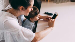 Los niños quedan atrapados en YouTube por vídeos “basura”  generados por IA. Una investigación del NYT afirma que el algoritmo muestra contenidos extraños y sin sentido a niños en edad preescolar, y que detrás de los dibujos animados hay un negocio publicitario que muchos padres ni siquiera ven