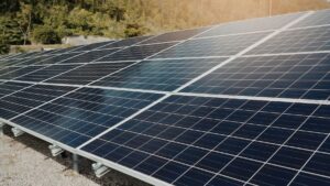 España presume de un panel solar que también funciona cuando llueve y el cielo está gris, el truco que podría romper el talón de Aquiles de la energía fotovoltaica y cambiar las cifras en los hogares