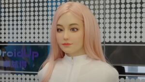 Parece de película pero en China ya es una realidad: crean el primer robot humanoide capaz de razonar y guiñar el ojo