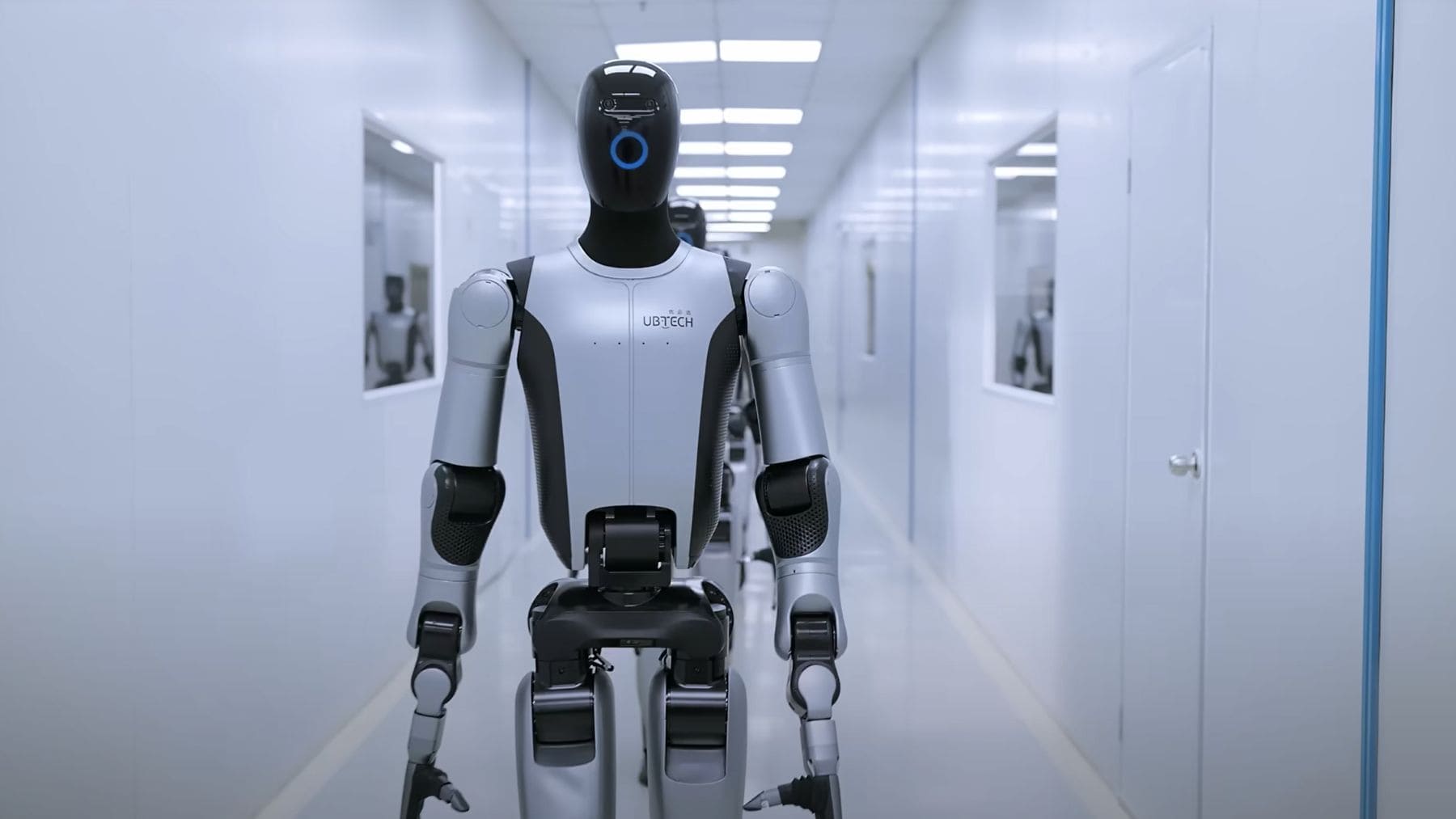 Robot humanoide Walker S2 de UBTech utilizado para control fronterizo en China.