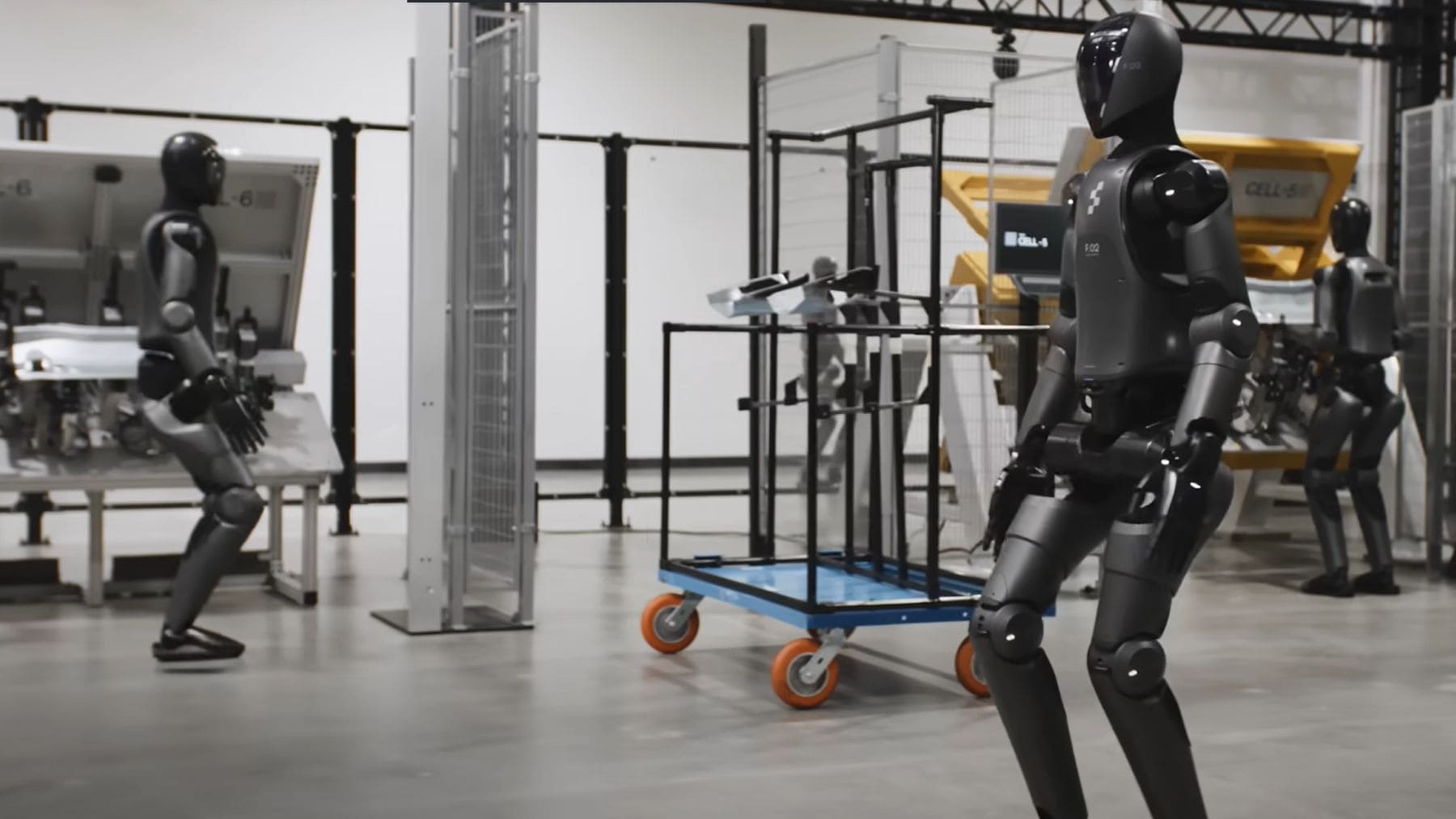 Robots humanoides Figure AI trabajando en una fábrica automatizada