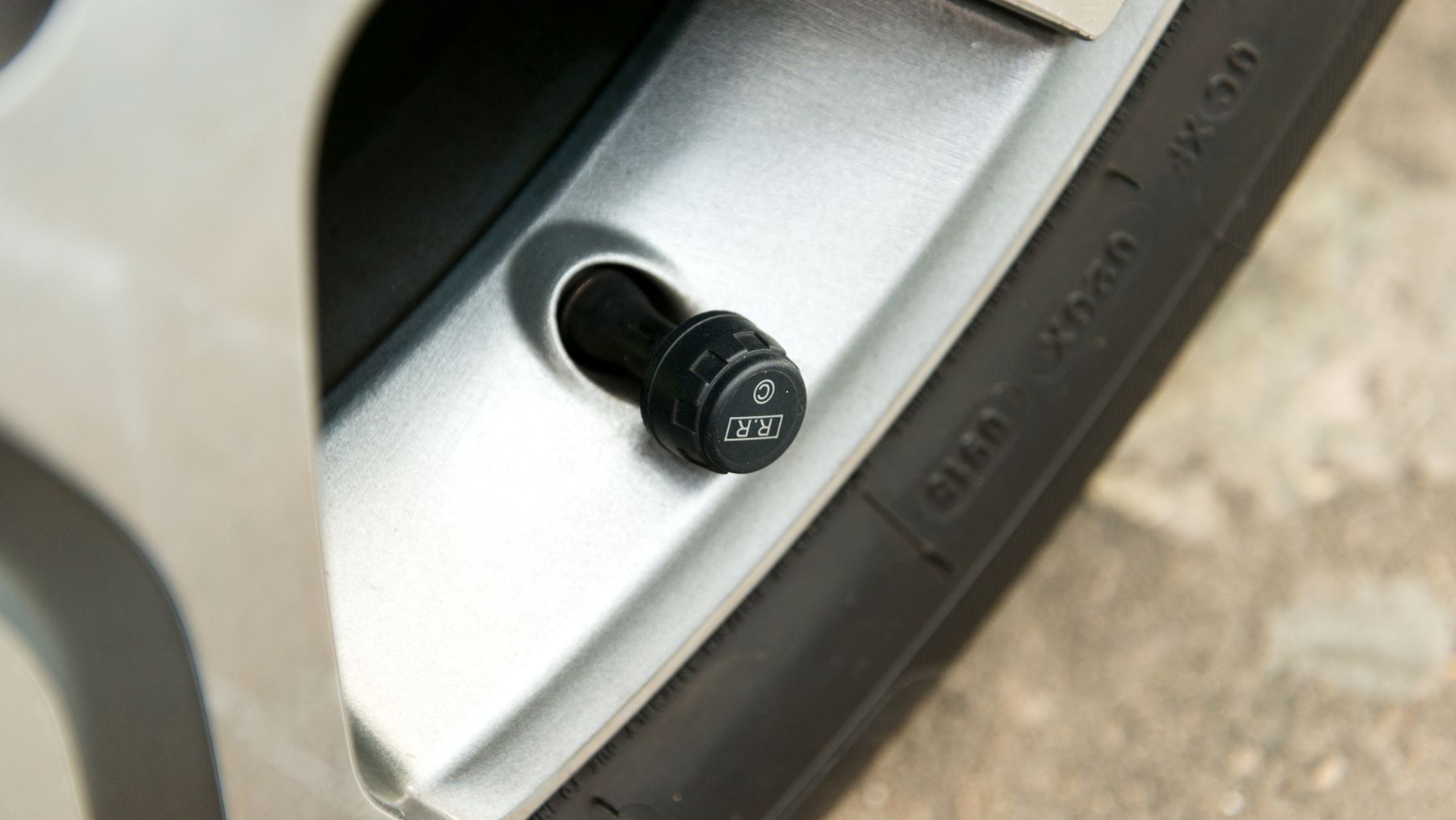 sensor TPMS en la válvula de un neumático que emite señales de radio usadas para rastrear vehículos