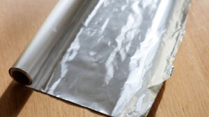 Arquitectos lo juran: el truco del papel de aluminio en la pared que delata la humedad “en solo 48 horas” (y casi nadie lo conoce)