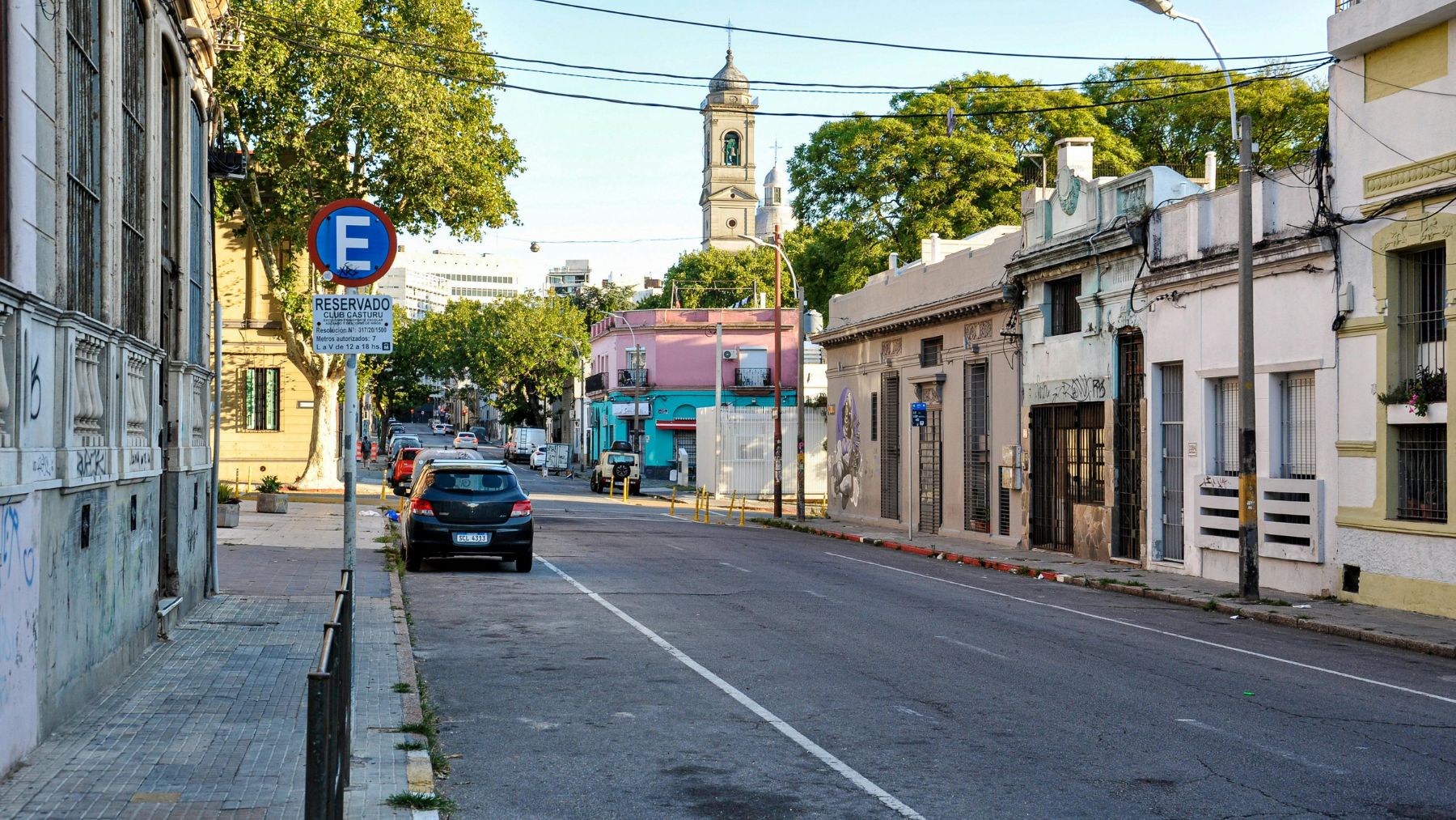 Calle de Montevideo Uruguay con coches circulando en el país que lidera la adopción de autos eléctricos en América Latina