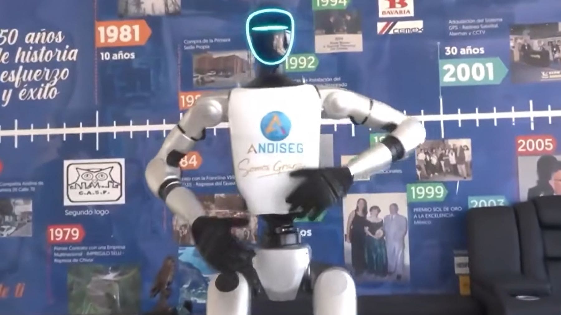 Vicente robot policía de Colombia con inteligencia artificial durante una demostración de seguridad en Bogotá.