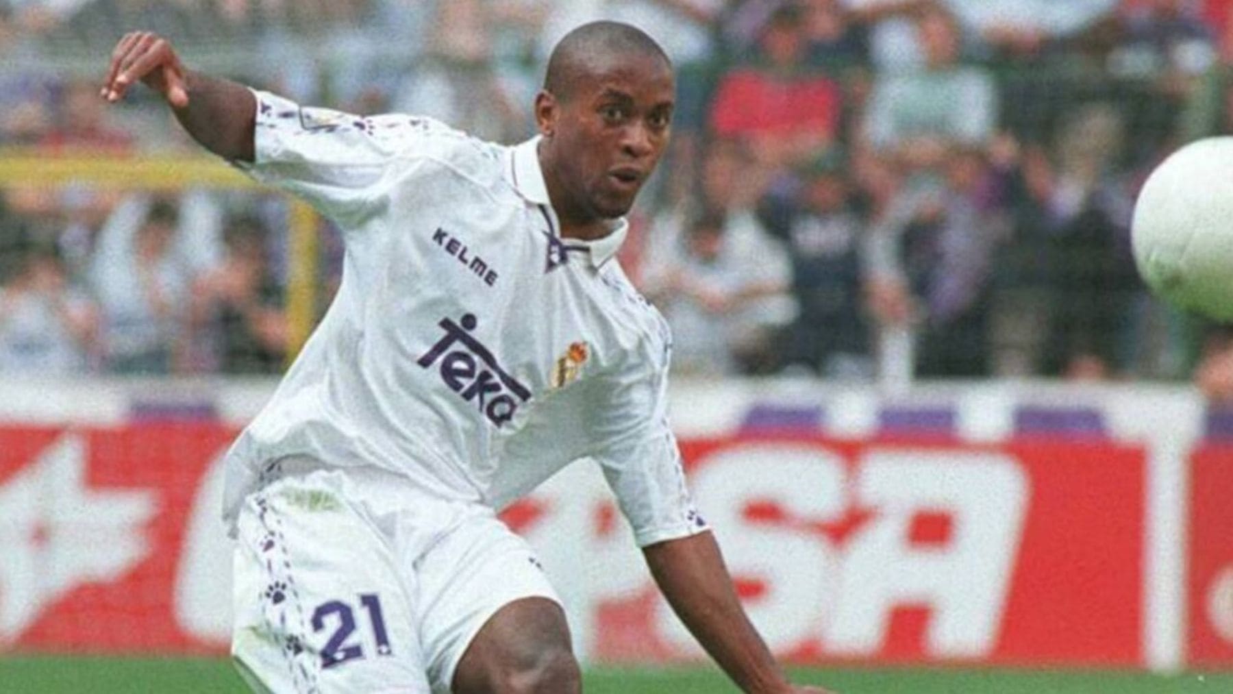 Zé Roberto jugando con el Real Madrid durante su etapa en la que su rendimiento se vio afectado por la PlayStation.