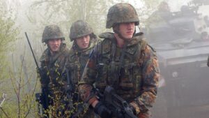 Los nacidos entre 1981 y 2009 tendrán que pedir permiso al Ejército para salir del país: el Gobierno de Alemania lo hace oficial