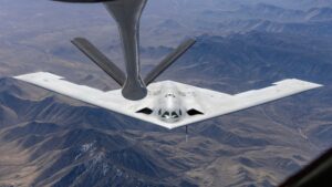 EEUU hace temblar a sus enemigos y confirma el primer reabastecimiento en vuelo del bombardero B-21 Raider