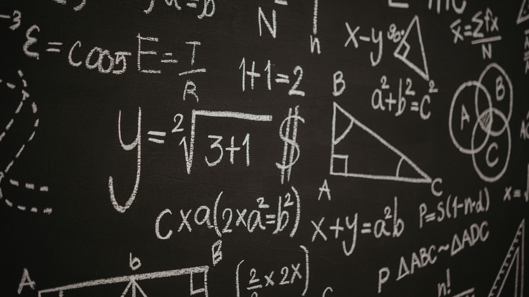 Fórmulas matemáticas en pizarra representando un problema complejo resuelto con ayuda de ChatGPT.