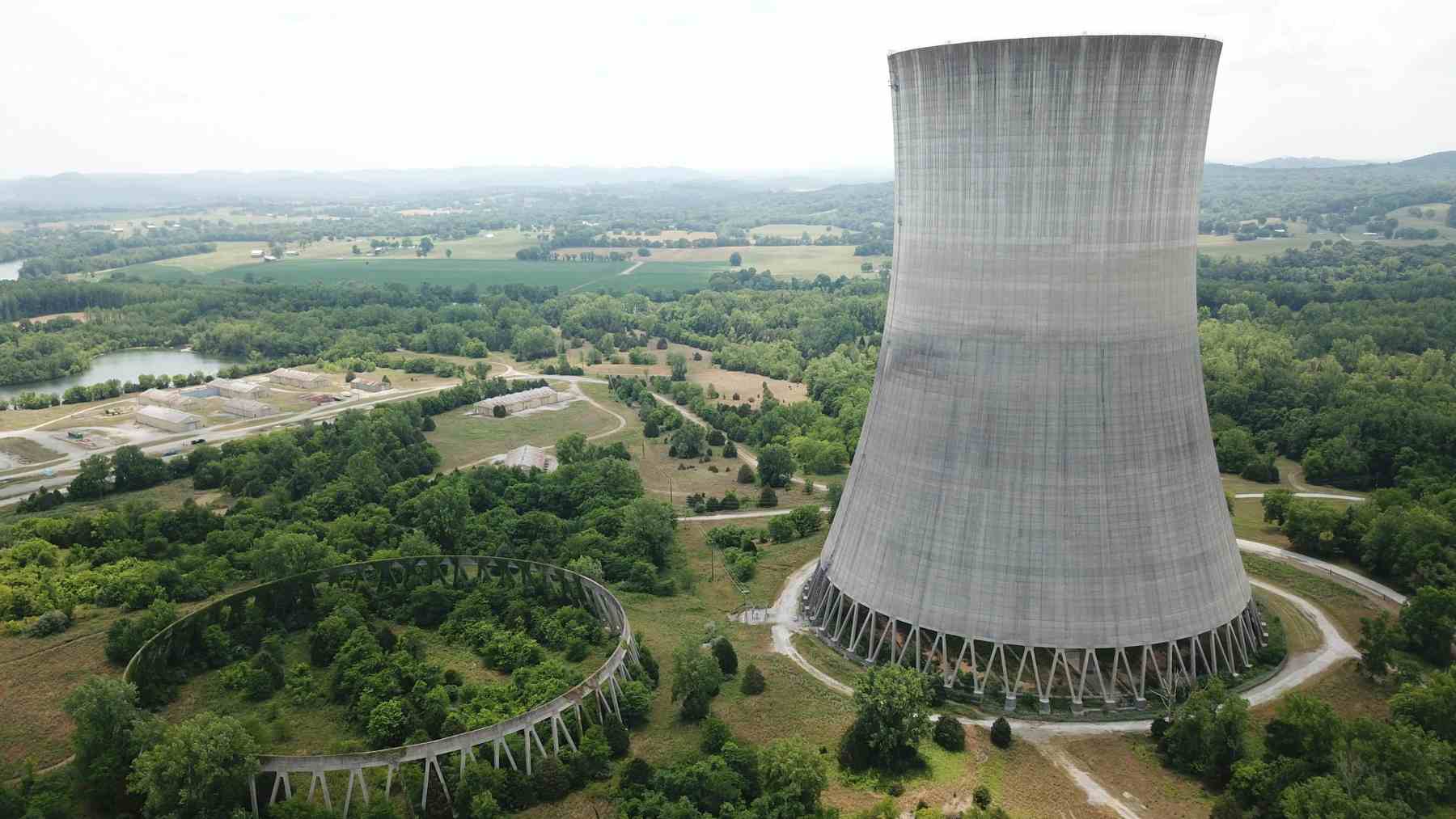 Torre de refrigeración de reactor nuclear donde podrían operar robots con chip wifi resistente a radiación.