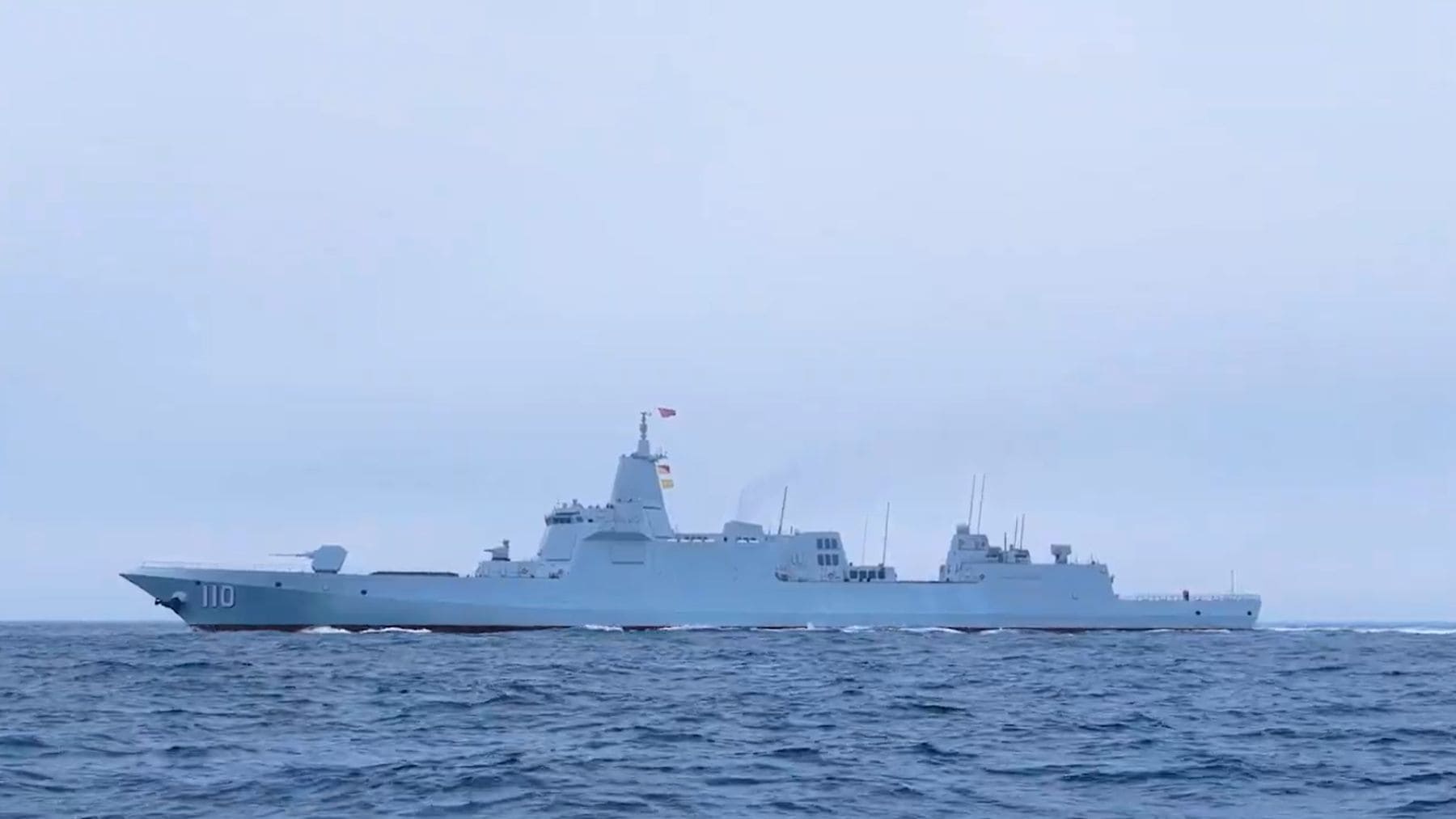 Destructor Tipo 055 Anqing 110 de la Armada china navegando con sistema de 112 celdas de misiles.