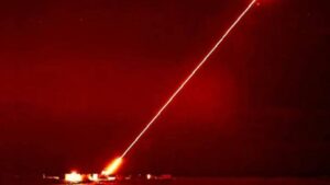 Reino Unido acelera su arma láser naval: con cargador infinito para derribar drones sin límite de munición