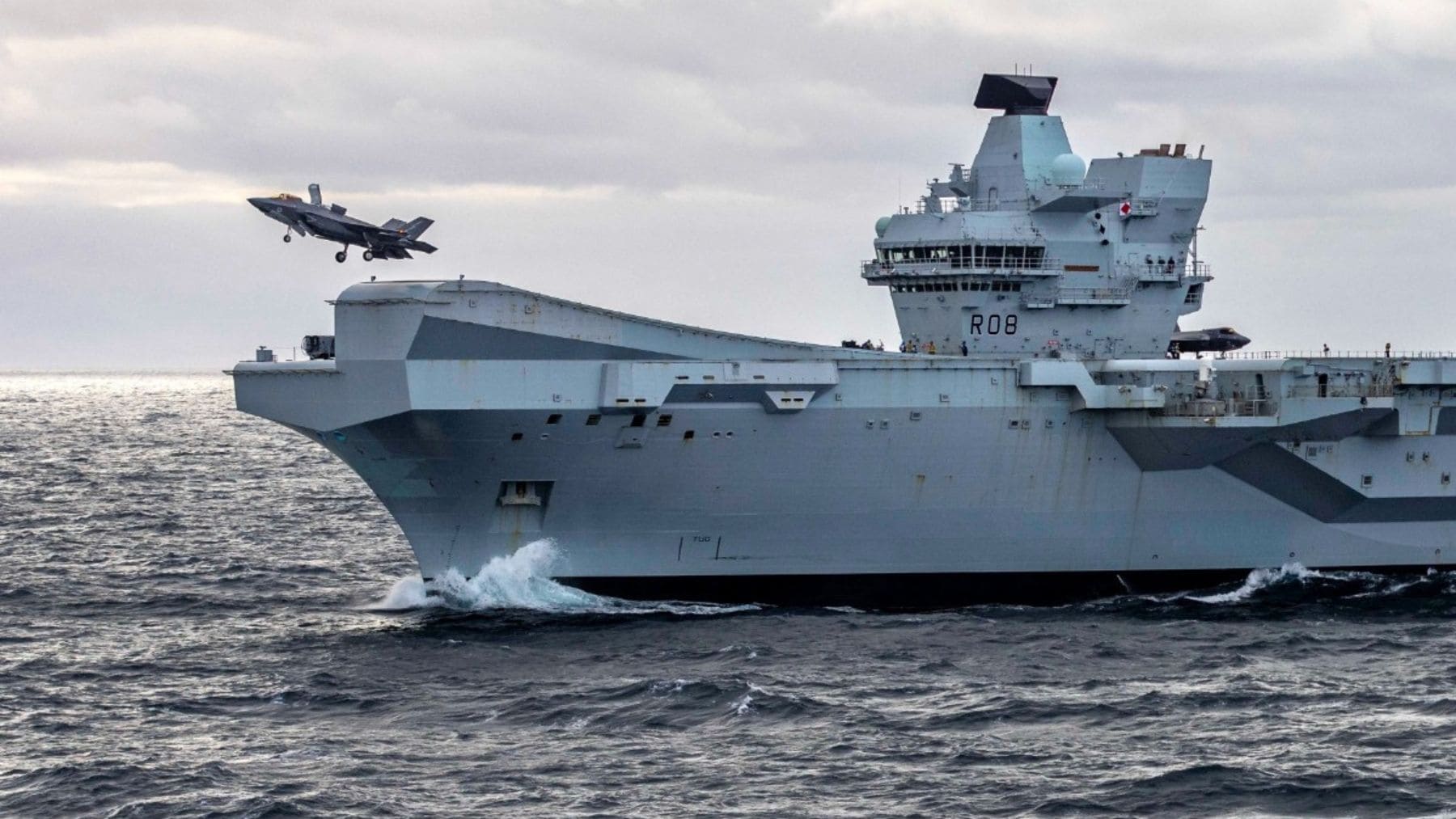 Techy44 11 Portaaviones HMS Queen Elizabeth con un caza F-35 despegando en maniobras militares del Reino Unido.
