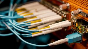 El internet de ahora tiene los días contados: Japón crea un cable troncal de fibra óptica que transmite 4 veces más ancho de banda con el mismo grosor