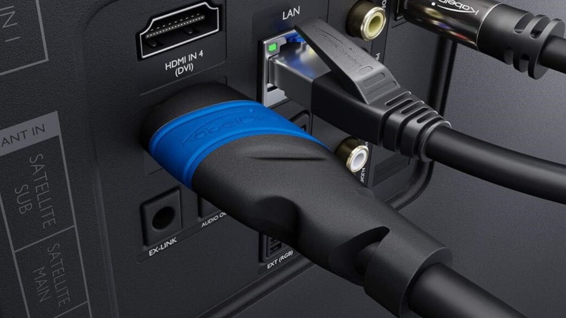 puerto HDMI conectado a televisor con cable mostrando conexión para mejorar imagen HDR y sonido eARC.