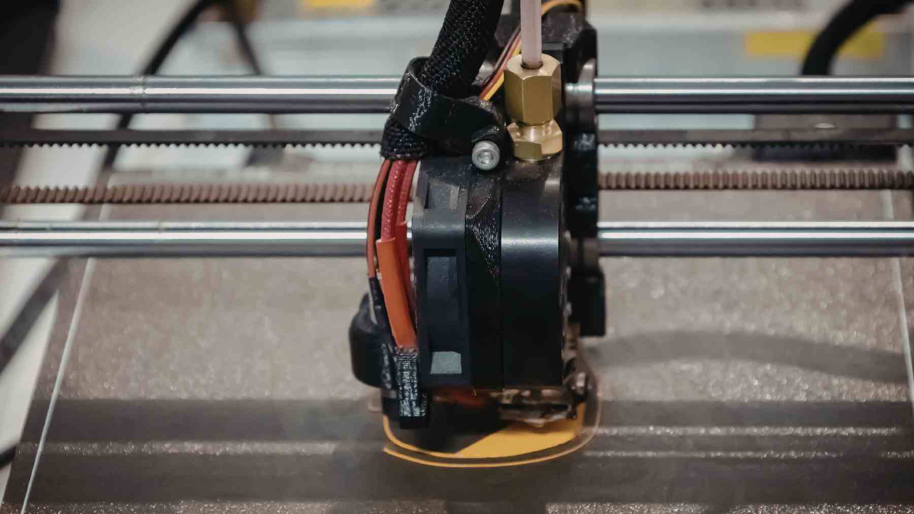 Impresora 3D fabricando componentes de plástico usados en drones militares en Ucrania.