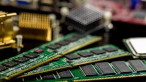 Parece un sueño pero las memorias RAM están bajando de precio y se lo debemos todo a Google y OpenAI