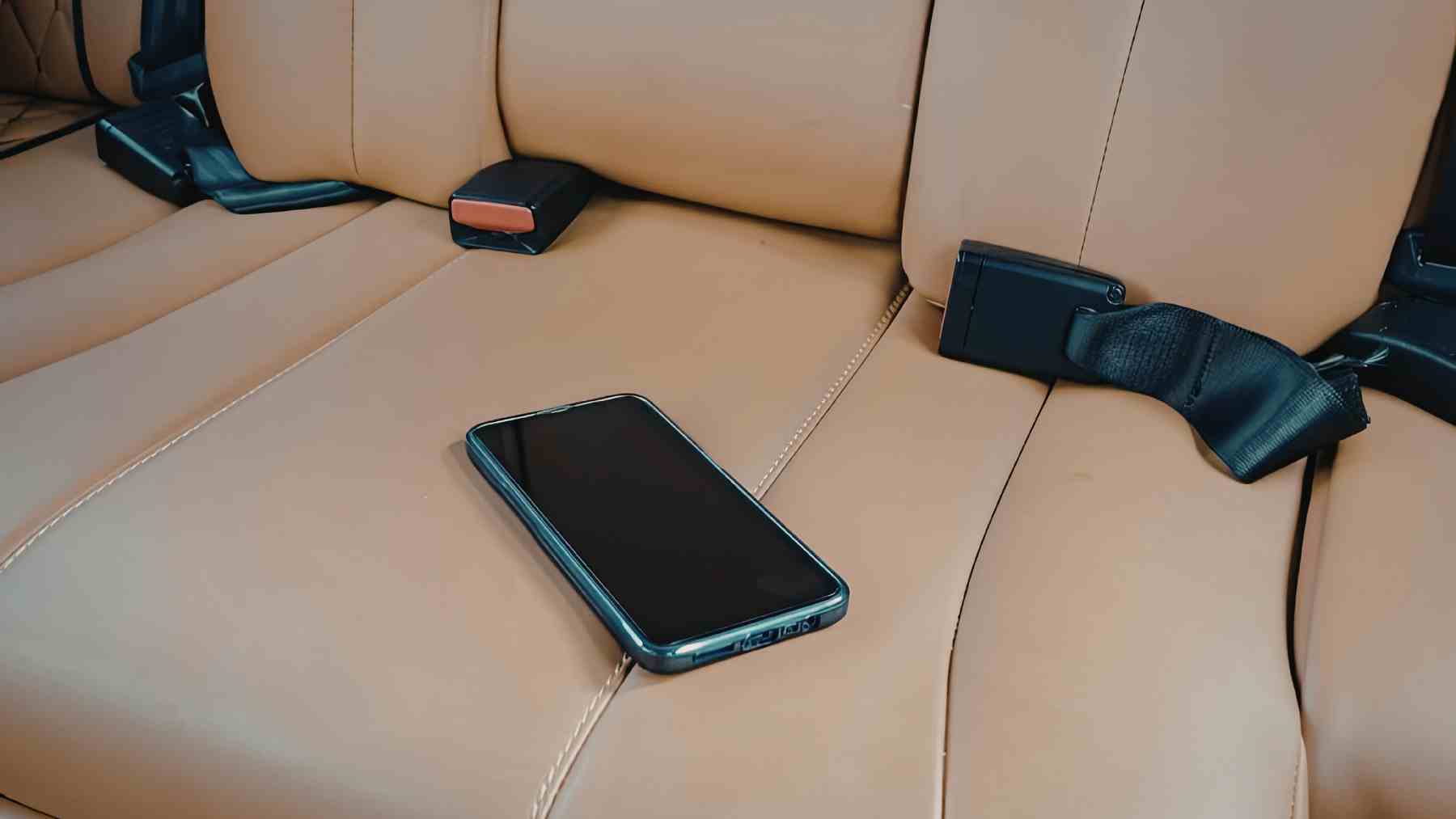Smartphone sobre asiento de coche simbolizando el posible fin de los móviles frente a las nuevas gafas inteligentes de Meta.