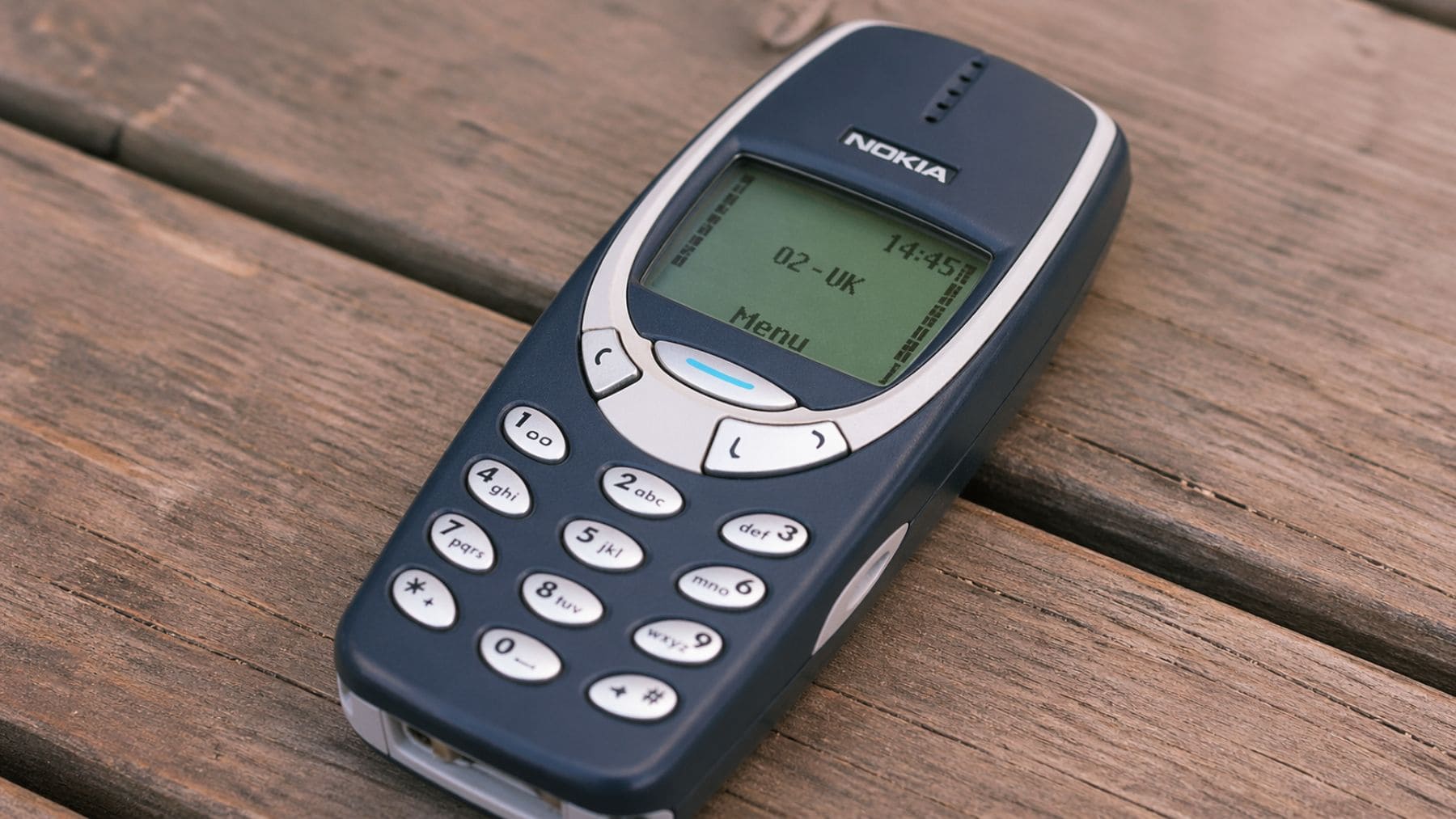 Nokia 3310 original sobre mesa de madera, móvil clásico de los 2000 que vuelve a venderse en 2026.