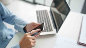 La UE confirma el cambio de norma en 2027: los móviles dejarán de ser como hasta ahora y te va a afectar pero no como creías